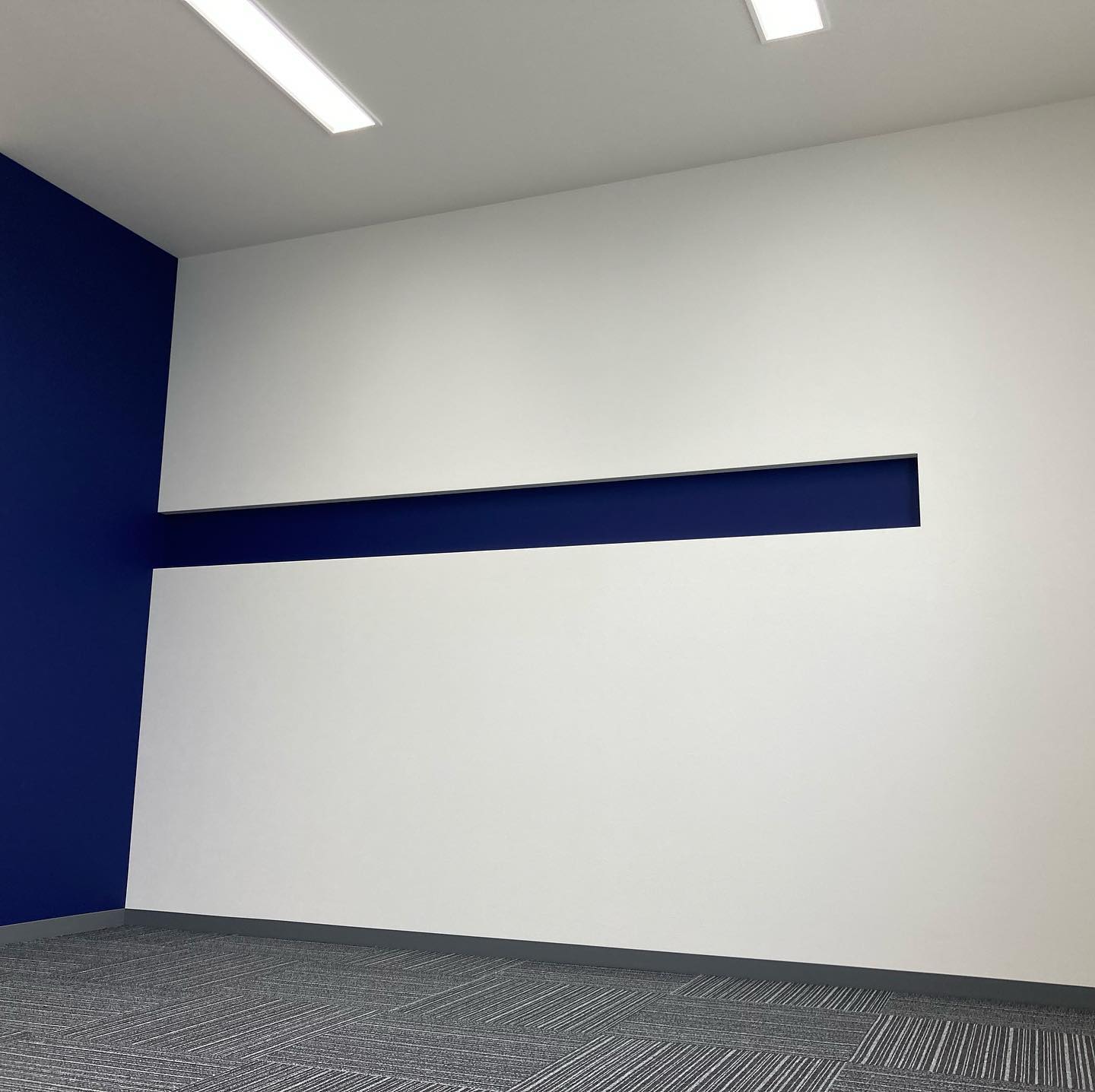 内装作業終了しました。こちらはOAフロアになっていることと、琵琶湖を眺められることから事務作業がきっと捗ります。壁にはアクセントカラーとしてブルーの壁紙を採用して軽いニッチの横ラインにしました。業者さんの丁寧な仕事で毎度助けられます。#archiworks #アーキワークス #設計事務所 #高島市 #建築家と建てる家 #事務スペース #oaフロア #フクビ #アクセントカラー #壁紙 #リリカラ #フロアタイル #サンゲツ
