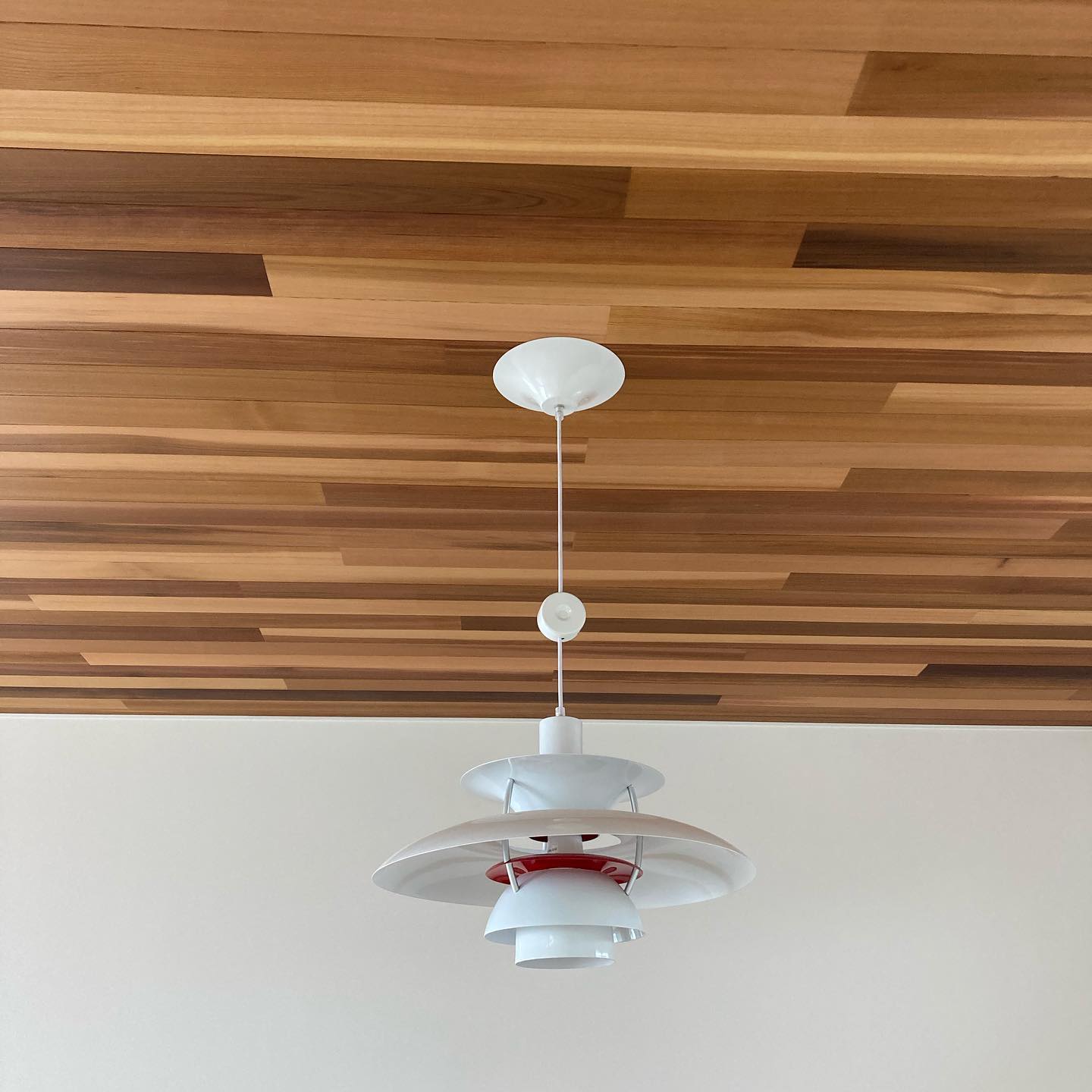 天井と照明器具です。レッドシダーの羽目板にルイスポールセンのPH5を選びました。レッドシダーとph5の組合せはいいですね！竣工が近づいて来て楽しみが膨らんでいきます。#archiworks #アーキワークス #設計事務所 #高島市 #建築家と建てる家 #レッドシダー #オスモカラー#壁紙 #リリカラ #ルイスポールセン #ph5 #建築中 #電球はまだ無い